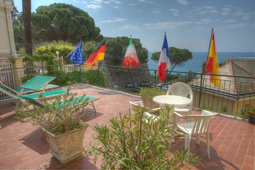 Hotel Deutsche Familien Finale Ligure Eksteriør billede