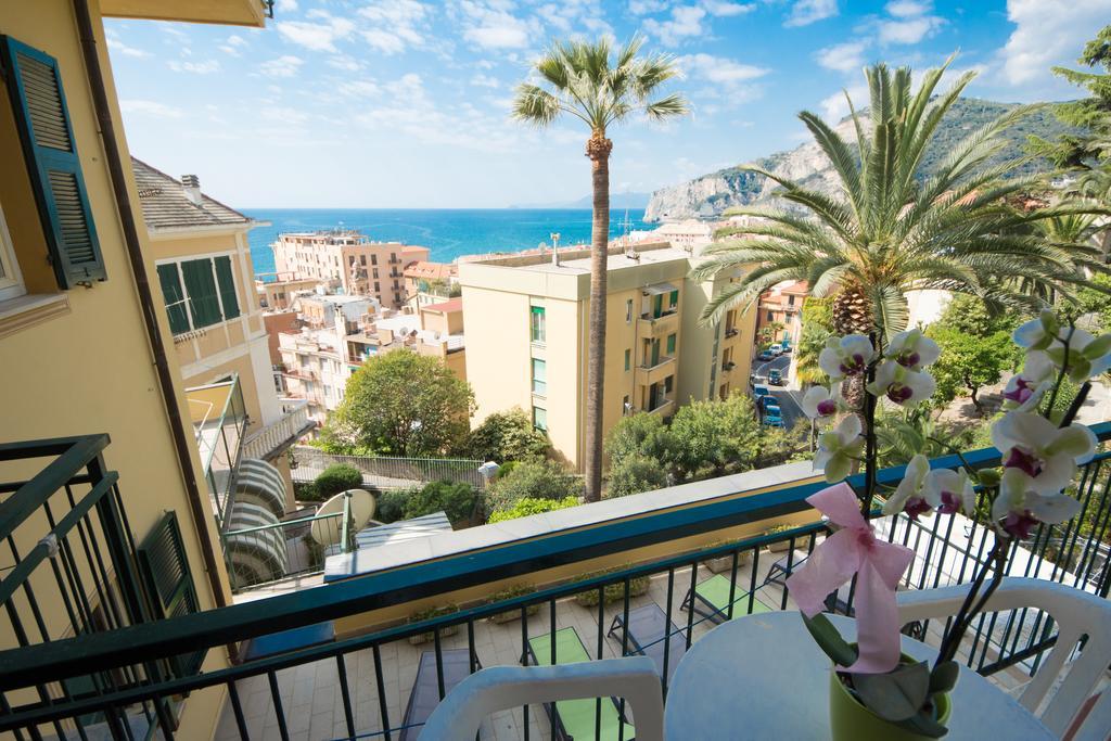 Hotel Deutsche Familien Finale Ligure Eksteriør billede